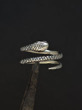 Cargar imagen en el visor de la galería, Roll Snake — Anillo