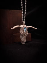 Cargar imagen en el visor de la galería, BUFFALO SKULL · Colgante plata
