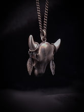 Cargar imagen en el visor de la galería, COW · Colgante de plata