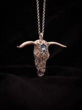 Cargar imagen en el visor de la galería, BUFFALO SKULL · Colgante plata