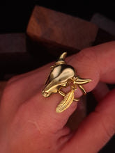 Cargar imagen en el visor de la galería, COW SKULL · Anillo oro