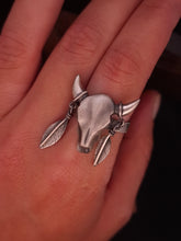 Cargar imagen en el visor de la galería, COW SKULL · Anillo de plata
