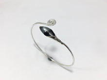 Cargar imagen en el visor de la galería, Flor de Lirio pulsera