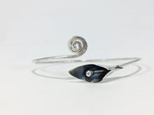 Cargar imagen en el visor de la galería, Flor de Lirio pulsera