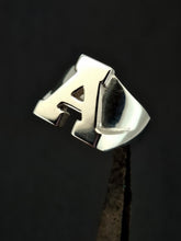 Cargar imagen en el visor de la galería, Custom Initial Signet Ring

