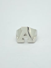 Cargar imagen en el visor de la galería, Custom Initial Signet Ring
