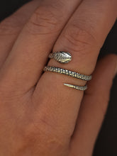Cargar imagen en el visor de la galería, Roll Snake — Anillo
