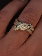Cargar imagen en el visor de la galería, Treason — Anillo
