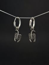 Cargar imagen en el visor de la galería, Scorpion - Pendientes
