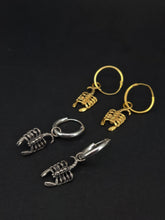 Cargar imagen en el visor de la galería, Scorpion - Pendientes
