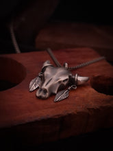 Cargar imagen en el visor de la galería, COW · Colgante de plata
