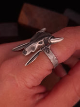 Cargar imagen en el visor de la galería, COW SKULL · Anillo de plata
