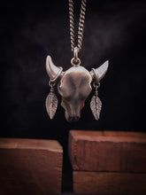 Cargar imagen en el visor de la galería, COW · Colgante de plata
