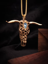 Cargar imagen en el visor de la galería, BUFFALO SKULL · Colgante de bronce
