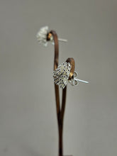 Cargar imagen en el visor de la galería, Medusa Pendiente Botón
