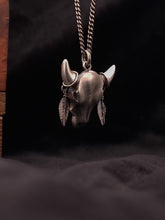 Cargar imagen en el visor de la galería, COW · Colgante de plata
