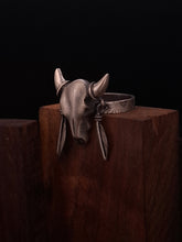 Cargar imagen en el visor de la galería, COW SKULL · Anillo de plata
