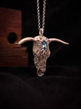 Cargar imagen en el visor de la galería, BUFFALO SKULL · Colgante plata
