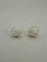 Cargar imagen en el visor de la galería, Medusa Pendiente Botón
