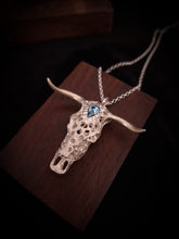 Cargar imagen en el visor de la galería, BUFFALO SKULL · Colgante plata
