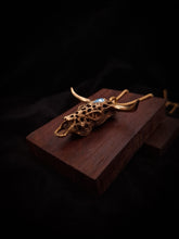 Cargar imagen en el visor de la galería, BUFFALO SKULL · Colgante de bronce
