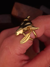 Cargar imagen en el visor de la galería, COW SKULL · Anillo oro
