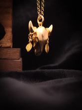 Cargar imagen en el visor de la galería, COW · Colgante oro
