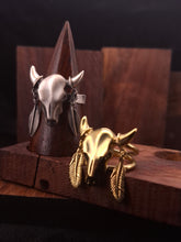 Cargar imagen en el visor de la galería, COW SKULL · Anillo oro
