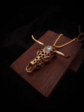 Cargar imagen en el visor de la galería, BUFFALO SKULL · Colgante de bronce
