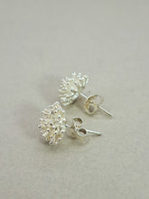 Cargar imagen en el visor de la galería, Medusa Pendiente Botón
